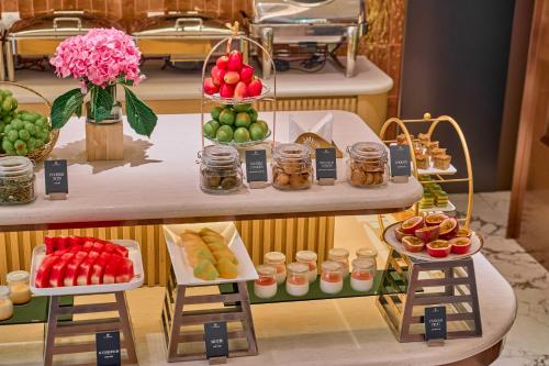 胡志明市La Passion Saigon Hotel的桌上水果蔬菜的展示