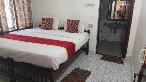a bedroom with a bed and a bathroom with a shower at Kalanja Greens Nilagiri Villa in Ooty