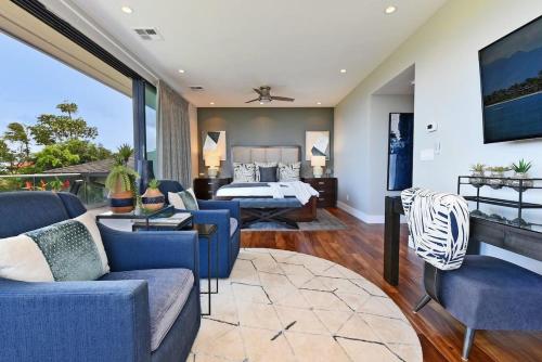 a living room with a blue couch and a bed at Hale Nui · HALE NUI Luxury Retreat 5BD w Private Pool Hot Tub in Kaanapali