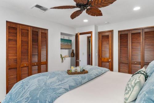 ラハイナにあるInternational Colony Club 23 · ICC 23 3BD Kaanapali Plantation Cのベッドルーム1室(ベッド1台、シーリングファン付)