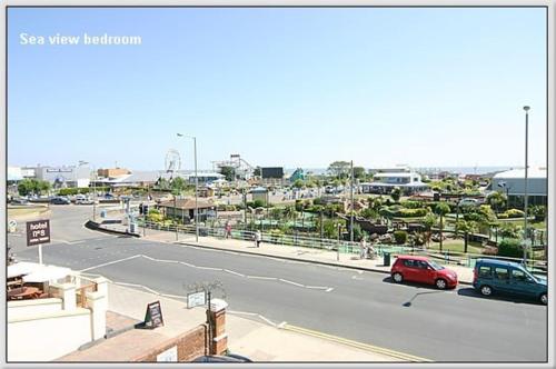 una vista di una strada con auto sulla strada di Belle View a Skegness