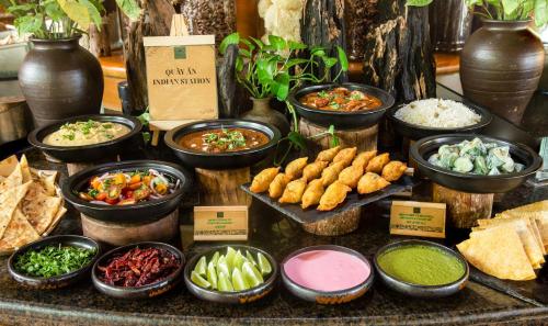 ein Buffet mit verschiedenen Speisen auf einem Tisch in der Unterkunft Naman Retreat in Đà Nẵng