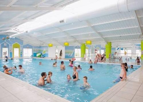 eine Gruppe von Menschen in einem Schwimmbad in der Unterkunft 3 Bed Presthaven in Talacre