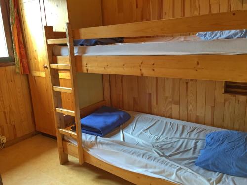 Łóżko piętrowe w drewnianym pokoju z łóżkiem piętrowym w obiekcie La Boverie w mieście Rendeux