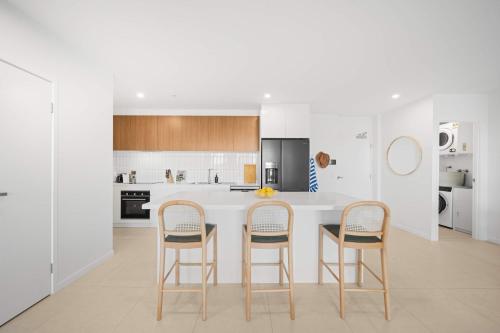 Køkken eller tekøkken på The Corso - Sophisticated Living with Waterway Views