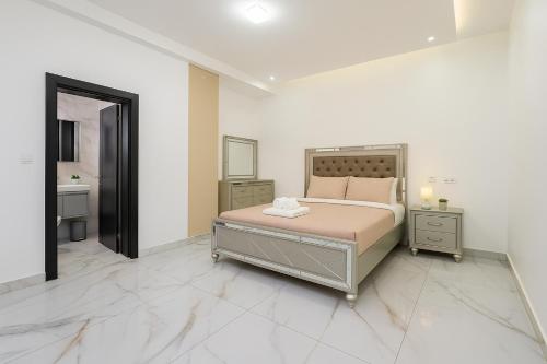 una camera da letto con un letto e un bagno di Residence ACN 1B a Dakar