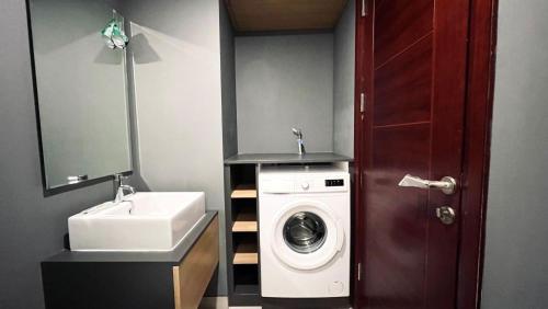 Ένα μπάνιο στο Seven Living Tamansari Tera Residence