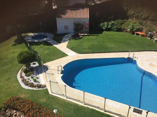 widok na basen w ogrodzie w obiekcie Ocean Point w mieście Mijas Costa