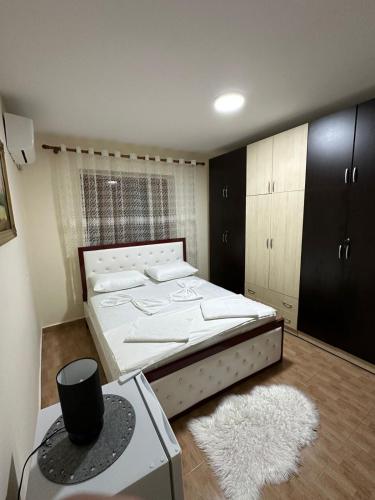a small bedroom with a bed and a window at Gledys House in Krujë
