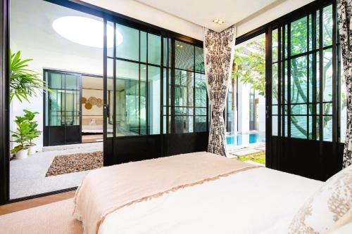 Ένα ή περισσότερα κρεβάτια σε δωμάτιο στο Luxury Mono 10 Private Pool Villa - 3 BR in Pasak