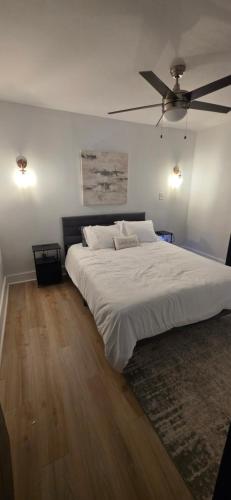 Postel nebo postele na pokoji v ubytování Hanahan Hide Away