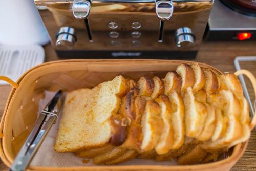 ein Brotlaib in einem Korb mit einem Sandwich in der Unterkunft Wuxin Lake View Hostel in Dali