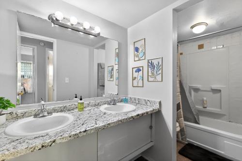 Phòng tắm tại Game Day Ready Steps to Big House, U-M Campus & UM Hospital