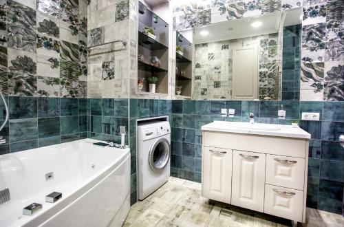 La salle de bains est pourvue d'un lave-linge et d'un lavabo. dans l'établissement Jane Stone Apartments, à Odessa
