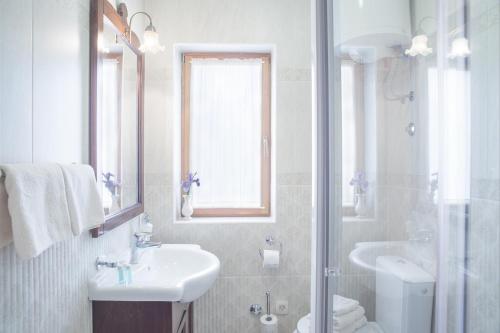 Ένα μπάνιο στο Villa Vjeka Cozy Family Retreat with Heated Pool, Brač Island