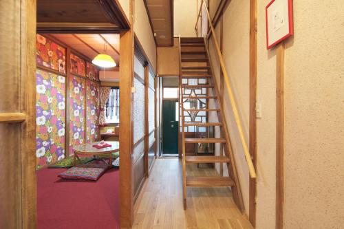 einen Flur mit Wendeltreppe in einem Haus in der Unterkunft Retoro Meieki 2號室 in Nagoya