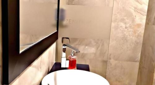 Koupelna v ubytování Zenith Hotel