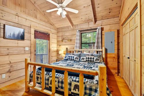 Postel nebo postele na pokoji v ubytování Bear River Cabin