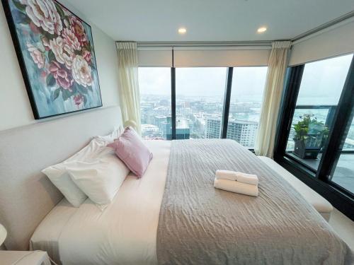 Ένα ή περισσότερα κρεβάτια σε δωμάτιο στο Harbour Views W Pool, Gym, Sauna Near Sky Tower