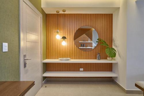 un baño con lavabo y espejo en ®{PANO~VIEW~Experience} @DowntownSD PoolGym2BR, en Ensanche Quisqueya