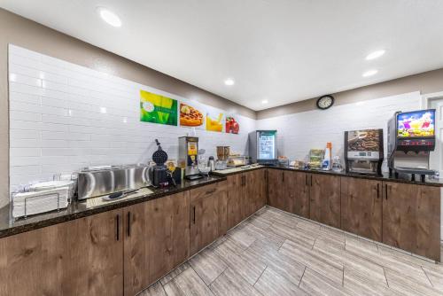 une cuisine avec un évier et un plan de travail dans l'établissement Quality Inn & Suites, à Hesperia