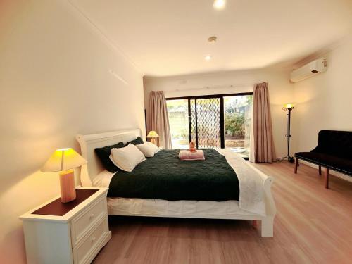 Postel nebo postele na pokoji v ubytování Mount Pleasant Wellness Retreat Infrared Sauna Massage RiverWalk