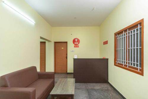 a waiting room with a couch and a table at Collection O MKU Madurai Formerly Mpl Elite in Samayanallūr
