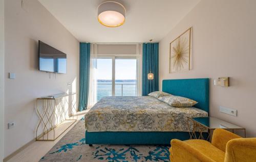 ルコヴォ・シュガイエにあるVilla Wind rose by Villas Guideのベッドと大きな窓のある寝室