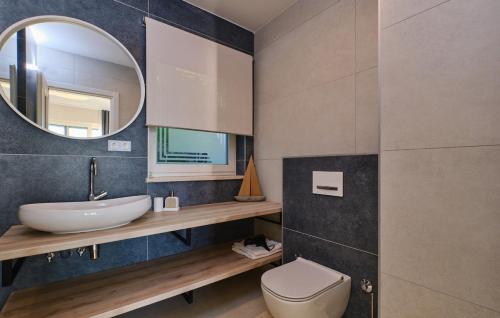 ルコヴォ・シュガイエにあるVilla Wind rose by Villas Guideの洗面台、トイレ、鏡のあるバスルーム