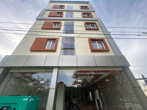 un edificio alto con muchas ventanas. en Hotel O Airport Nest, en Dod Jāla