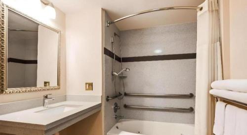 Koupelna v ubytování Best Western Plus Twin View Inn & Suites