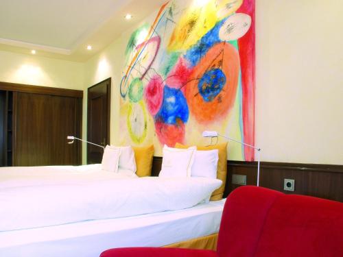 Postel nebo postele na pokoji v ubytování RomanticHOTEL Goldener Karpfen