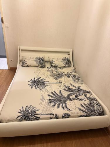 Postel nebo postele na pokoji v ubytování Chambre double chez habitant