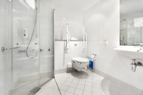Kylpyhuone majoituspaikassa St Svithun Hotel