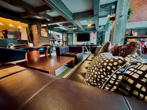 a living room with a couch and a table at Sukhum Victorymonument-Ari in Bangkok