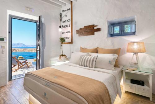 1 dormitorio con cama y vistas al océano en Lindos Shore Superior Studio en Lindos