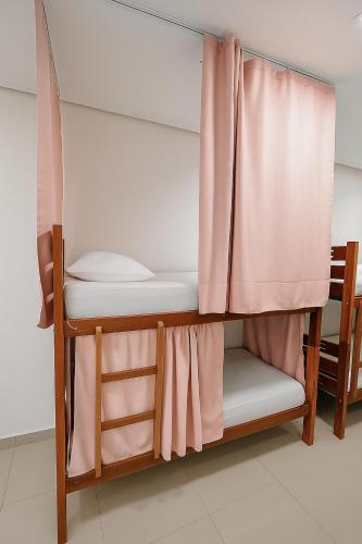 ein Etagenbett in einem Zimmer mit einem Vorhang in der Unterkunft TACACÁ HOSTEL - Localização Privilegiada in Belém