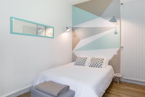 - une chambre avec un lit blanc et un plafond en verre dans l'établissement Arlequin by Cocoonr, à Rennes
