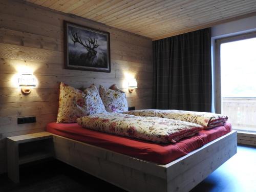 フューゲンにあるBeautiful holiday home in a stunning location with saunaの窓、ランプ2つが備わるドミトリールームのベッド1台分です。