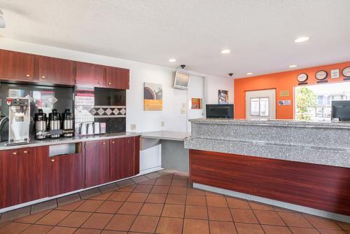 Dapur atau dapur kecil di Motel 6-El Paso, TX - Airport - Fort Bliss