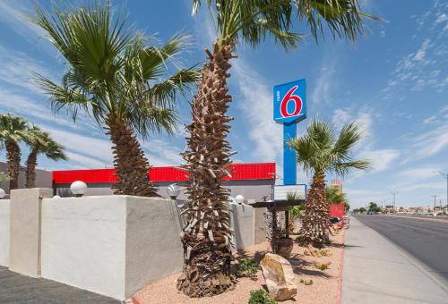 Sijil, anugerah, tanda atau dokumen lain yang dipamerkan di Motel 6-El Paso, TX - Airport - Fort Bliss