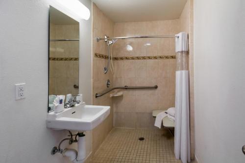Bilik mandi di Motel 6-El Paso, TX - Airport - Fort Bliss