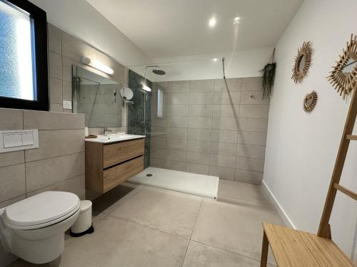 a bathroom with a toilet and a shower and a sink at Les Villas de Fiori Di Cala Rossa in Lecci