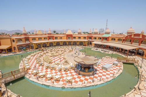 a building with a fountain in the middle of a courtyard at Pickalbatros Aqua Blu Sharm El Sheikh in Sharm El Sheikh