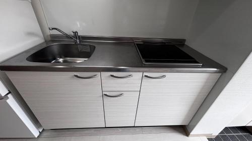 una cocina con fregadero y encimera en U&T V Five room505, en Beppu