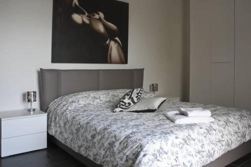 um quarto com uma cama com duas toalhas em Appartamento L'Ulivo em Conversano