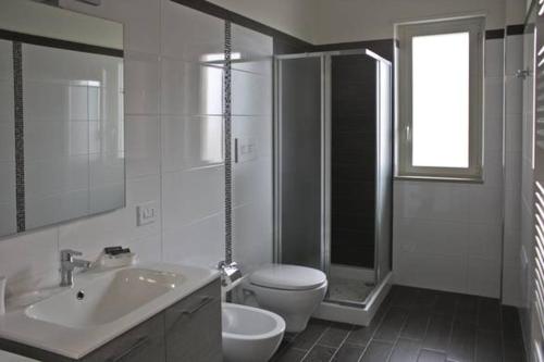 コンヴェルサーノにあるAppartamento L'Ulivoのバスルーム(洗面台、トイレ、シャワー付)