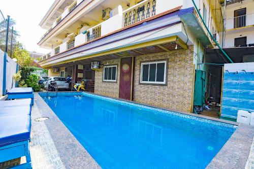 Bazén v ubytování FabHotel Benz Destination - 700m Candolim Beach nebo v jeho okolí