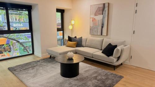 uma sala de estar com um sofá e uma mesa em Absolute Collins Apartments em Melbourne