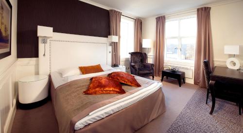 Pokój hotelowy z łóżkiem i biurkiem w obiekcie Clarion Collection Hotel Atlantic w mieście Sandefjord
